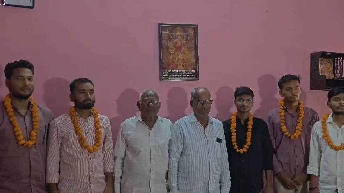 गुरुओं का आशीर्वाद, मेहनत का फल... तकनीकी सहायक बने पांच छात्रों का विद्यालय में सम्मान